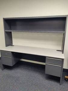 lot 10 image: Executive Desk wCredenza