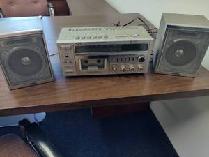 lot 14 image: York Vintage AMFM RadioCassetteClock  Speakers