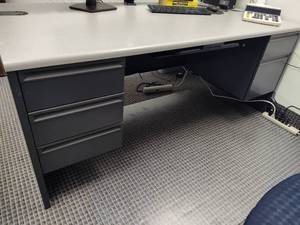 lot 25 image: Executive Desk