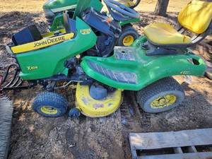 lot 21 image: John Deere X304 Riding Lawn Mower
