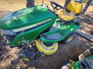 lot 22 image: John Deere X330 Lawn Tractor
