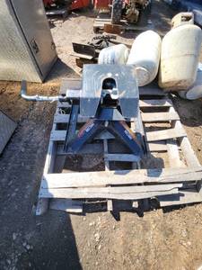 lot 58 image: Demco Recon 5th Wheel Hitch Model 6180