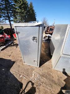 lot 60 image: Large behind the cab  Aluminum Diamond Plate toolbox