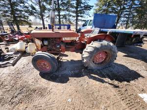 lot 62 image: 1966 IH 424 tractor