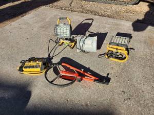 lot 67 image: Set of 3 Halogen Work Lights with Power Box and Measuring Wheel