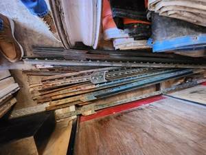 lot 79 image: 19 Metal Fence Posts