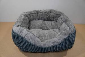 lot 37 image: Pet Bed - 24 x 18