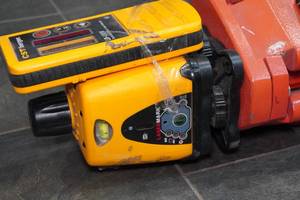 lot 134 image: CSTBerger LM30 Electronic Laser with Detector and Tripod