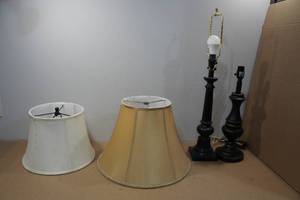 lot 162 image: 2 Table Lamps with Shades