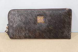 lot 208 image: STS Ranchwear Western Leather Classic Cowhide Clutch