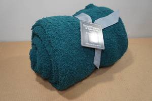 lot 252 image: Oversized Cozy Knit Throw Blanket 50x72