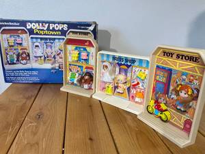 lot 25-A2025 image: Vintage Complete 1978 Knickerbocker Toy Co. Dolly Pops Poptown Set