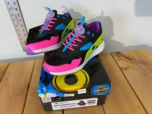 lot 40-A2025 image: New in Box Heelys Neon Retro Look Size Youth 6 Womens 7
