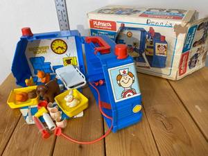 lot 41-A2025 image: Vintage Playskool Traveling Pet Hospital 1976 - Mostly complete