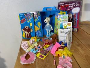 lot 43-A2025 image: Vintage 1982 The Snoopy & Belle Show N Go House with Belle and Many of Her Accessories 2 New Snoopy Clothing Sets made by Knickerbocker Toy Co.