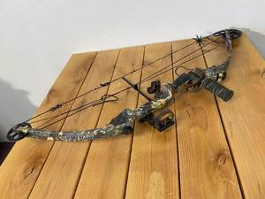 Parker Compound Bow Custom Built by R. Jones Draw 30" Wt 70# String 95.25" Cable 39.75"