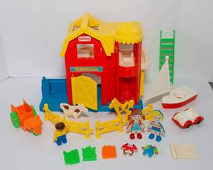 lot 26 image: Playskool 1990 Flat Folks Farm & Miscellaneous Vintage Pieces