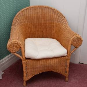 lot 57 image: Cozy Wicker Chair