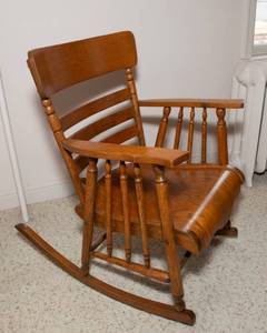 lot 6 image: Antique Craftsman Oak Bentwood Rocking Chair