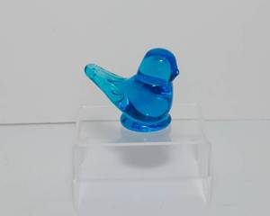 lot 76 image: Vintage Bluebird of Happiness Blue Glass Figurine