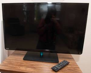 lot 124 image: Toshiba 32 TV with Remote