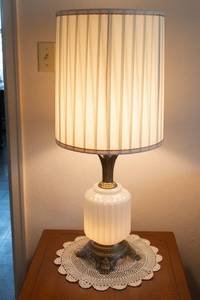 lot 129 image: Large Vintage Lamp with Three Light Settings