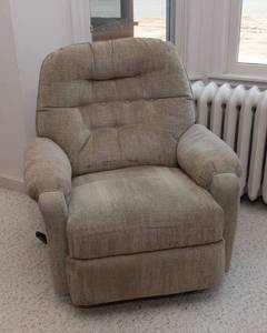 lot 116 image: Rocker Recliner  Comfy & Cozy