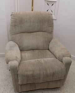 lot 149 image: Comfortable Recliner
