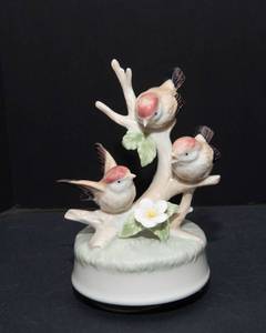 lot 143 image: Vintage OTAGIRI Japan Rotating 3 Birds on Branch Music Box