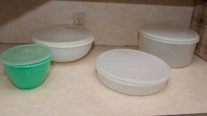lot 130 image: Set of 4 Vintage Tupperware Containers with Lids