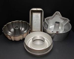 lot 134 image: Set of 7 Baking Pans