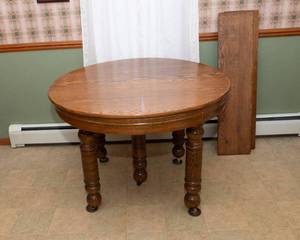 lot 3 image: Antique Round Oak 5 Legged Dining Table and Leaves