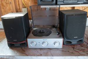 lot 172 image: Jensen Turntable and Aiwa Speakers