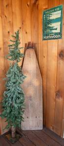 lot 175 image: Northwood Inspired Decor