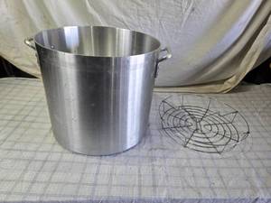 lot 3 image: Large Stainless Steel Stock Pot with Rack