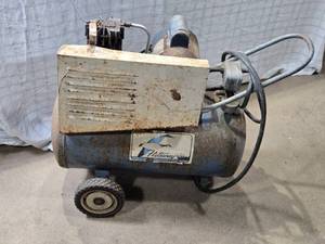 lot 10 image: Fliteway Model 7512A Vintage Air Compressor