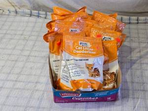 lot 28 image: Lot of 14 Royal Pet Cat Litter Deodorizers with Baking Soda