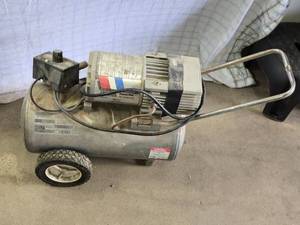 lot 50 image: Air Compressor with Pressure Gauge Model MT600102AJ