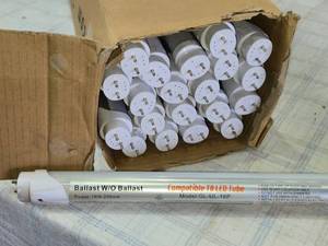 lot 53 image: Lot of 21 Compatible LED T8 Tubes Model GL-UL-18P Working When Removed from Service
