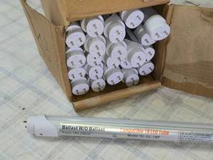 lot 54 image: Lot of 21 Compatible LED T8 Tubes Model GL-UL-18P Working When Removed from Service