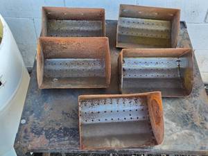 lot 75 image: Lot of 5 - 11 Grain Leg Scoops - Great for Making Planters