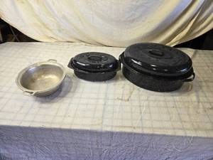 lot 110 image: Enamel Roasters and Pan