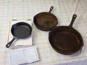lot 112 image: Set of 3 Cast Iron Skillets - 1 Wagner