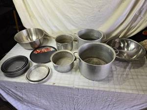 lot 119 image: Cooking Pots and Stainless Steel Bowls