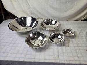 lot 134 image: Stainless Steel Mixing Bowls, Various Sizes