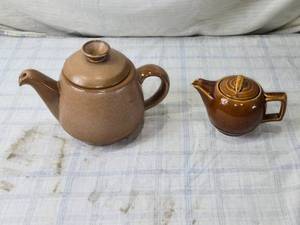 lot 138 image: Set of 2 Vintage Brown Stoneware Teapots - Frankoma, McCoy has some chips