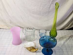 lot 143 image: Assorted Decorative Glass Pieces