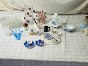 lot 144 image: Glass Decorative and Porcelain Items