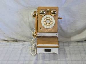 lot 174 image: Vintage Thomas Collector Edition Wall Telephone