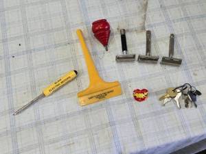 lot 176 image: Vintage Razors, Wooden Top, Advertising Items BLINK ELECTRIC MOTORS,  GARYS GAS & TIRE DEPOT